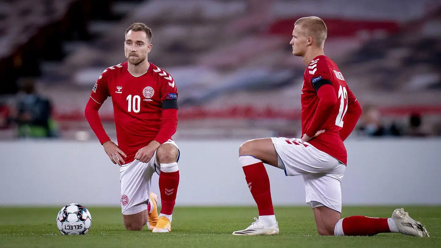 Danmarks Christian Eriksen og Kasper Dolberg knæler før Nations League-kampen mellem Danmark og Belgien i Parken.