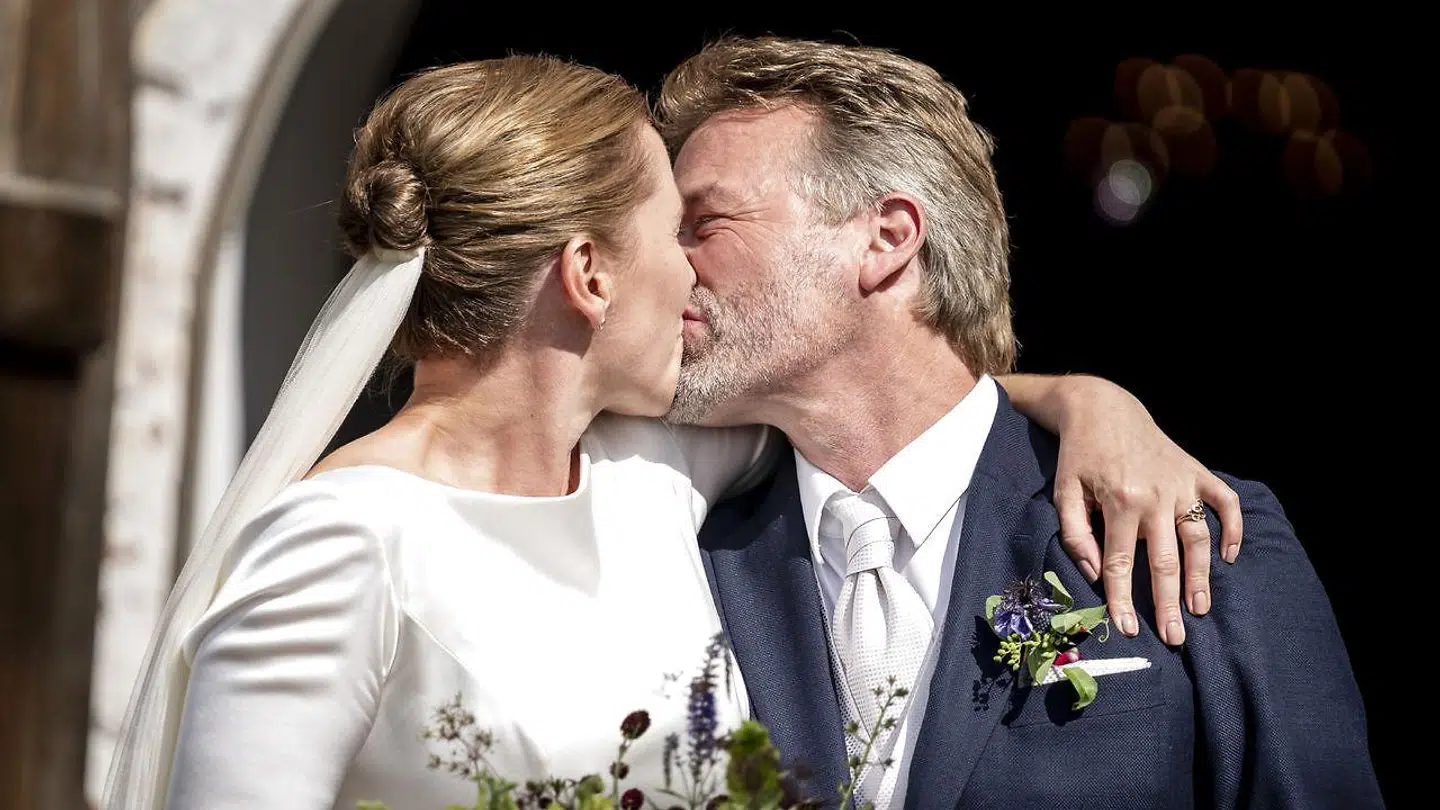 Brudeparret foran kirken efter vielsen mellem statsminister Mette Frederiksen og filmfotograf og -instruktør Bo Tengberg i Magleby Kirke på Møn onsdag 15. juli 2020. Mette Frederiksen og Bo Tengberg blev gift onsdag eftermiddag. De har officielt dannet par siden 2014 og har været forlovet siden 2017. Brylluppet har ad flere omgange været udskudt. (Foto: Mads Claus Rasmussen/Scanpix 2020)