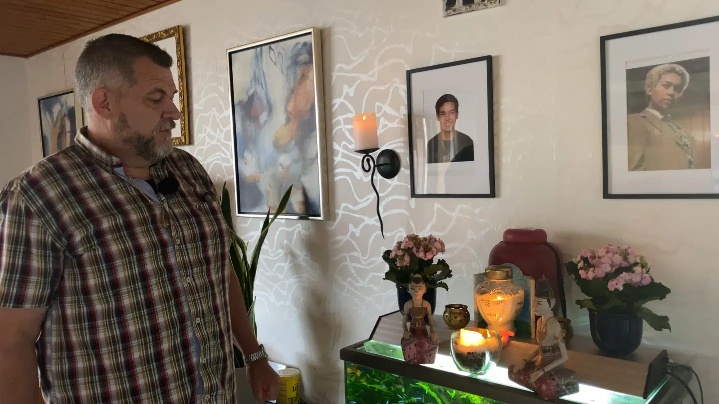 Mathis' mor er fra Thailand og buddhist, og derfor skal hans aske spredes i vandet i Thailand, som mange af hans familiemedlemmers er blevet. På grund af covid-19 har familien dog ikke kunnet komme af sted endnu. Henrik håber, at det kan lykkes, inden året er omme. Indtil da står Mathis' aske på et lille alter i stuen.