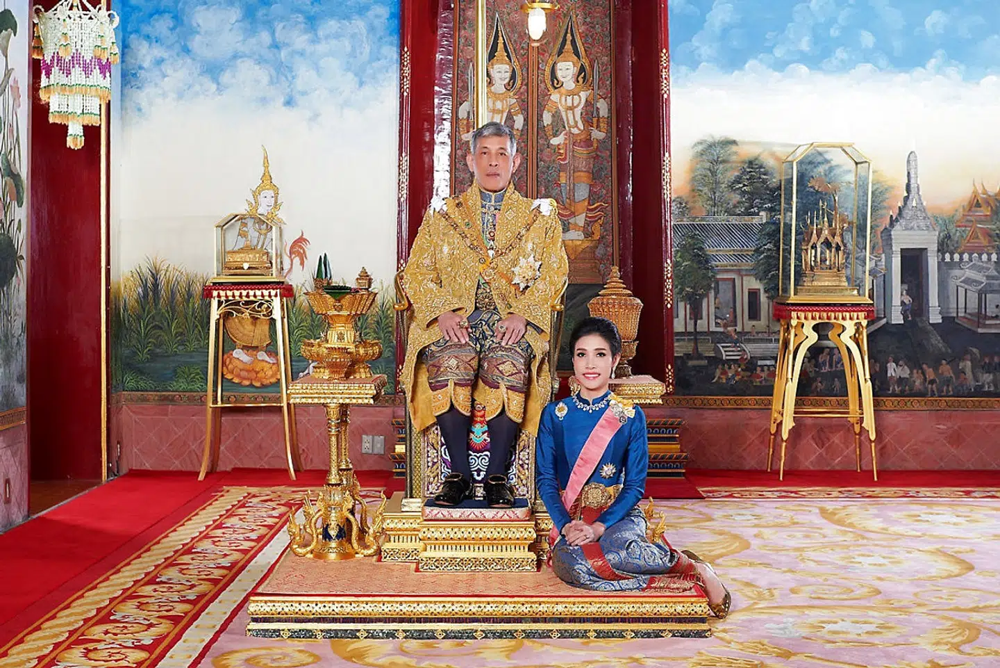 Kong Maha Vajiralongkorn og Sineenat Wongvajirapakdi, der er Royal Noble Consort, i det kongelige palads i Bangkok.