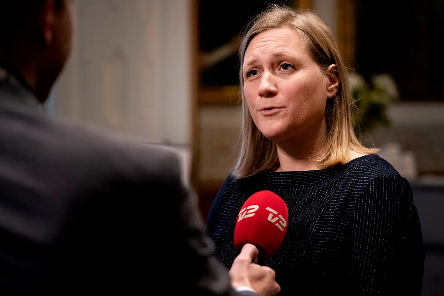 »Det er så meningsløst at sende aben videre til forsvarsministeren. Jeg tror heller ikke jeg gider at spørge Forsvarsministeren, for det giver ikke mening,« siger Eva Flyvholm (EL) efter et svar fra statsminister Mette Frederiksen, der beder hende spørge forsvarsminister Trine Bramsen om alt, som har at gøre med Forsvarets Efterretningstjeneste.