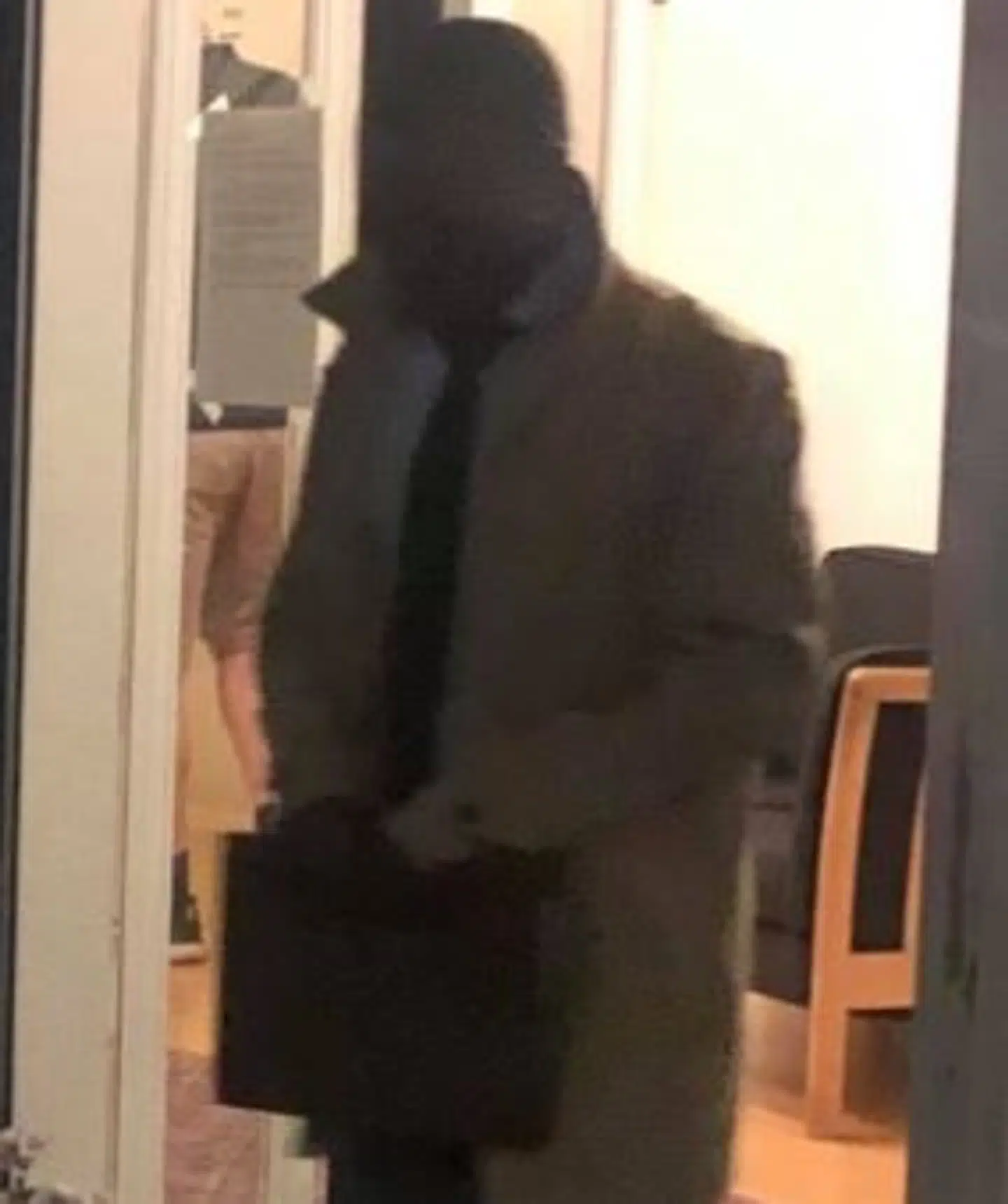 Pione Sistos bror kommer ud fra lægeklinikken i Herning.