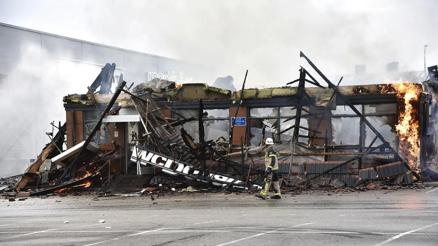 Tidligt fredag morgen var der endnu flammer i bygningen.