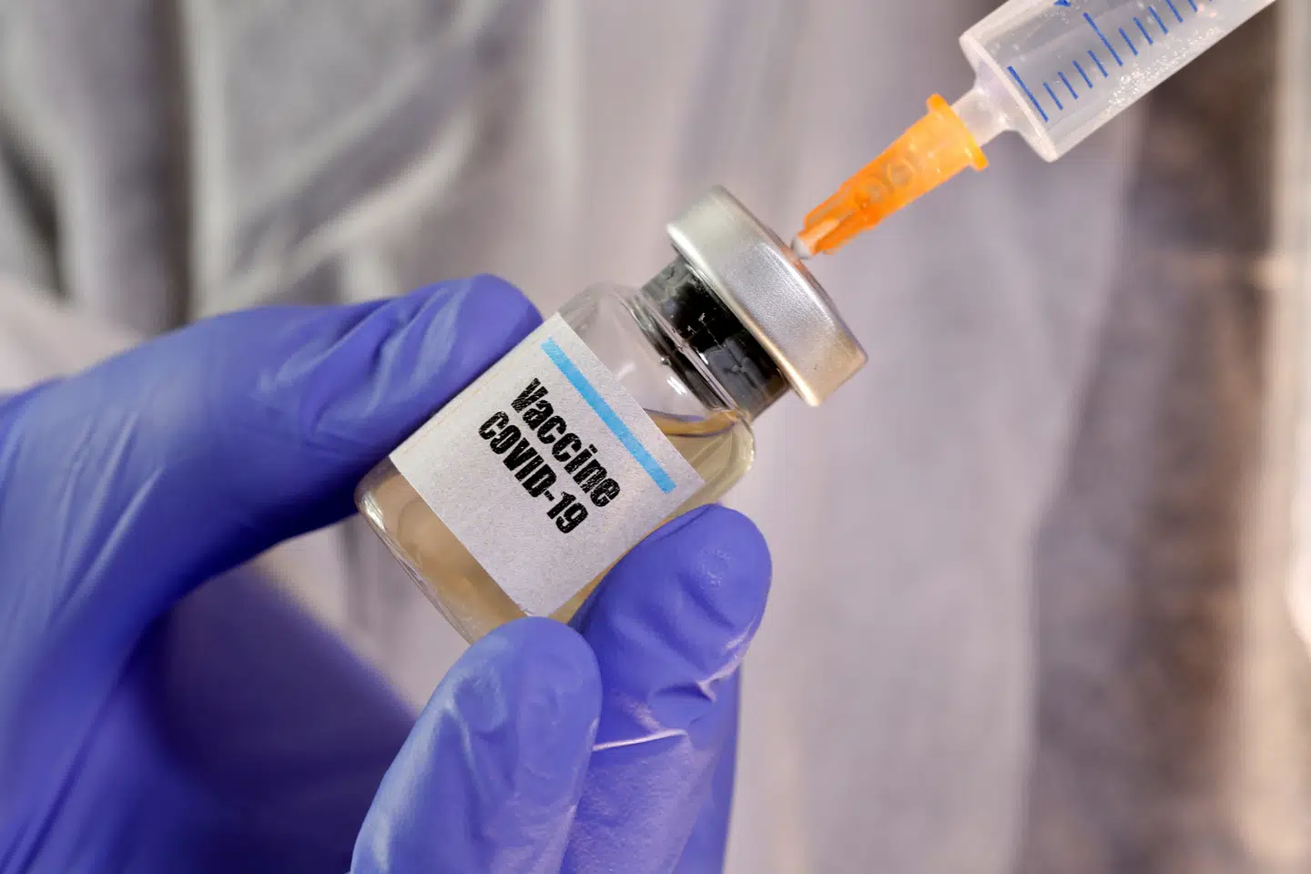 Hvis en vaccine mod covid-19 kan godkendes af danske myndigheder i år eller næste år, vil to ud af tre danskere gerne vaccineres. Sådan et scenarie er ikke umuligt, mener professor i virologi Allan Randrup Thomsen. (Arkivfoto) Dado Ruvic/Reuters