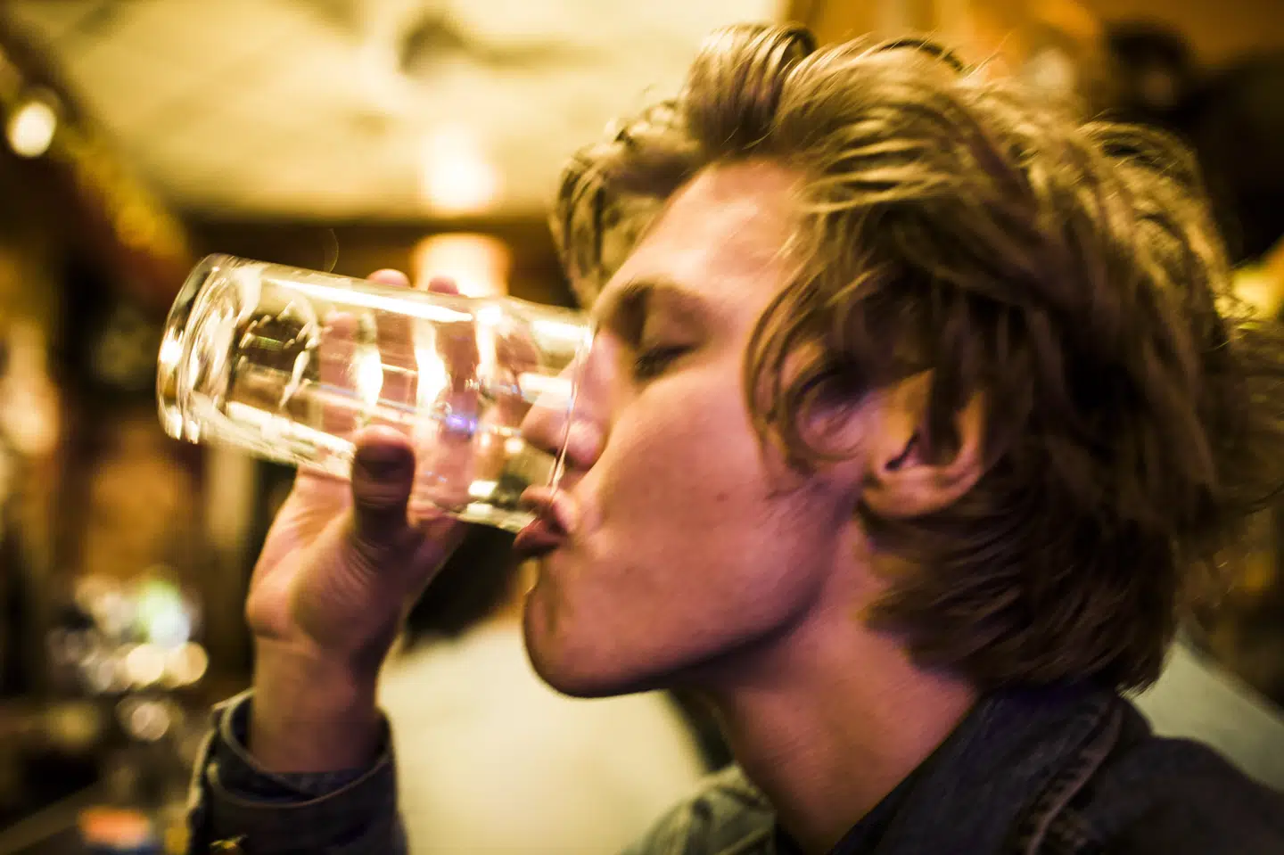 Alkoholforbruget blandt unge er alt for stort. Det mener både danske Regioner og sundhedsminister Magnus Heunicke (S). Men generelt er alkoholforruget et af de områder, hvor alle samfundsgrupper er godt med ifølge nye tal. (Arkivfoto) Simon Læssøe/Ritzau Scanpix