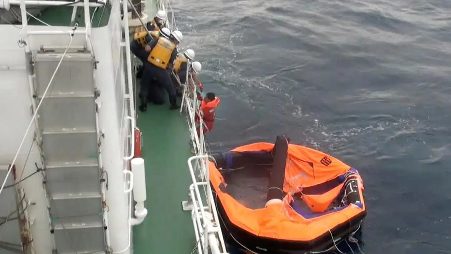 Den 30-årige filippiner var ved bevidsthed, da redningsmandskabet fandt ham.