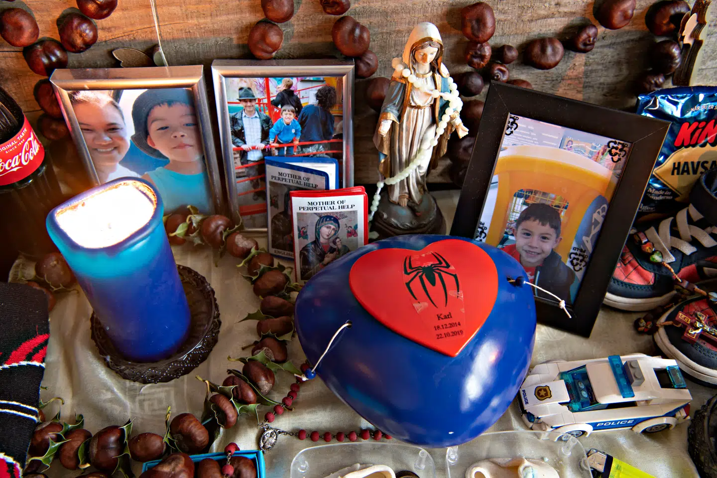 Det lille alter i familiens hjem til ære for Karl er fyldt med de kastanjer, som han elskede at samle. Foto: Jens Nørgaard Larsen.