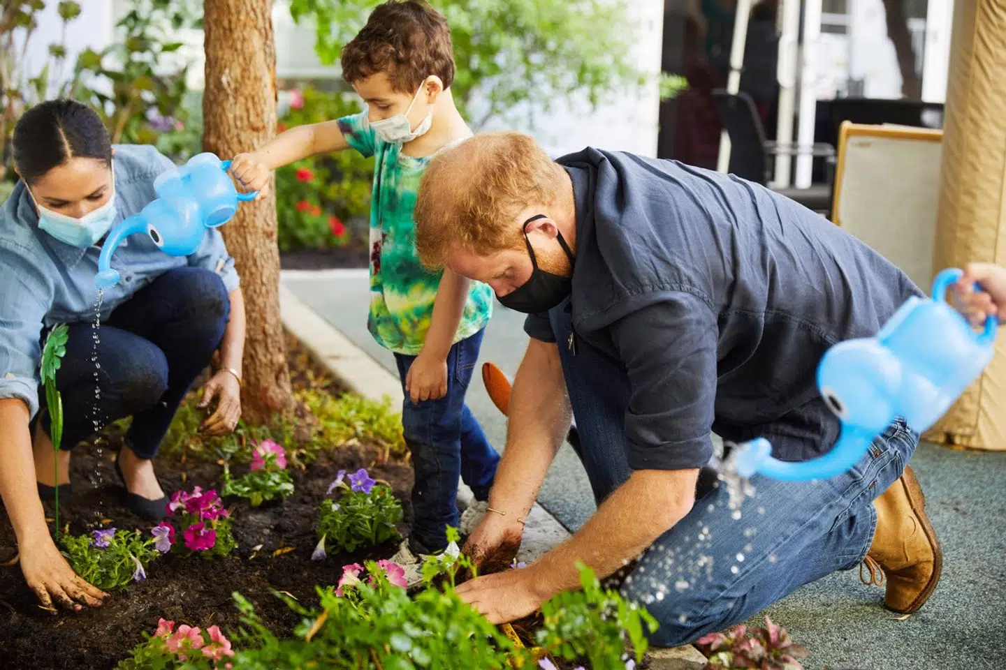 Harry og Meghan har omlagt deres liv efter de droppede de kongelige gemakker. De er blandt andet flyttet til Californien, hvor de f.eks. deltog i et projekt med at lære børn at plante blomster på en folkeskole.