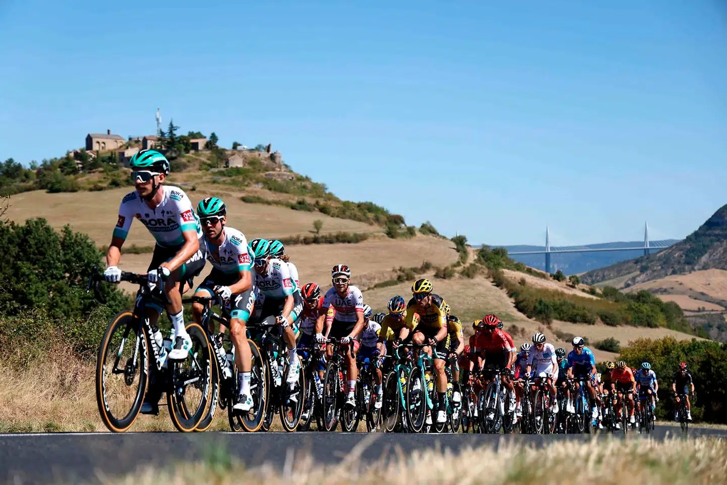 Bora-Hansgrohe satte et hidsigt tempo forrest i feltet, der satte en del af løbets sprintere.