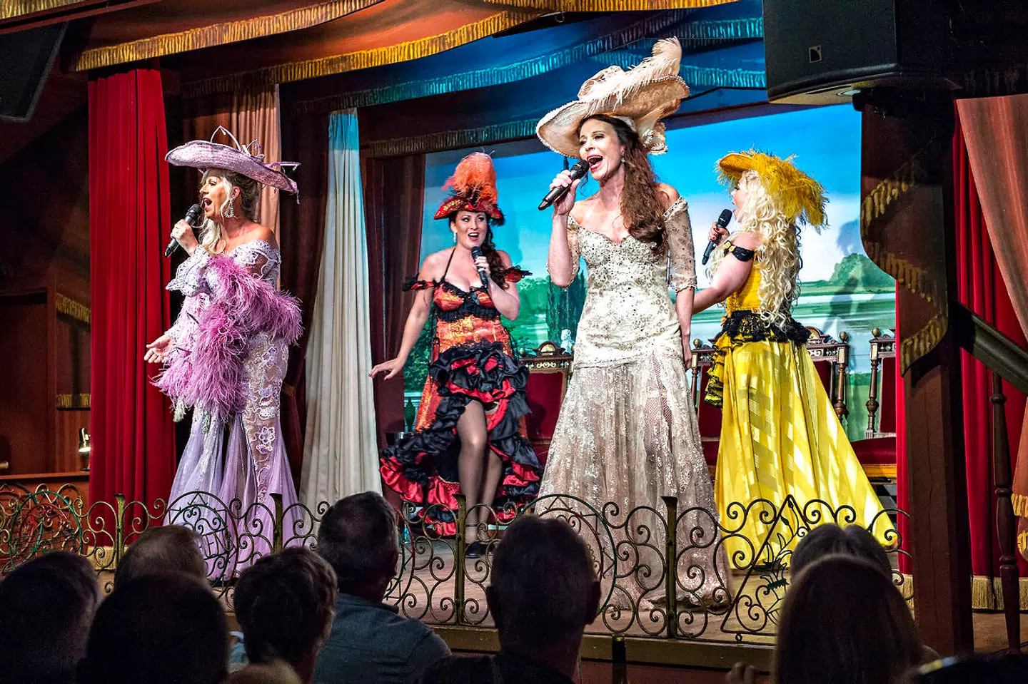 Dot Wessmann på scenen i Bakkens Hvile, hvor hun har været i mere end 40 år.