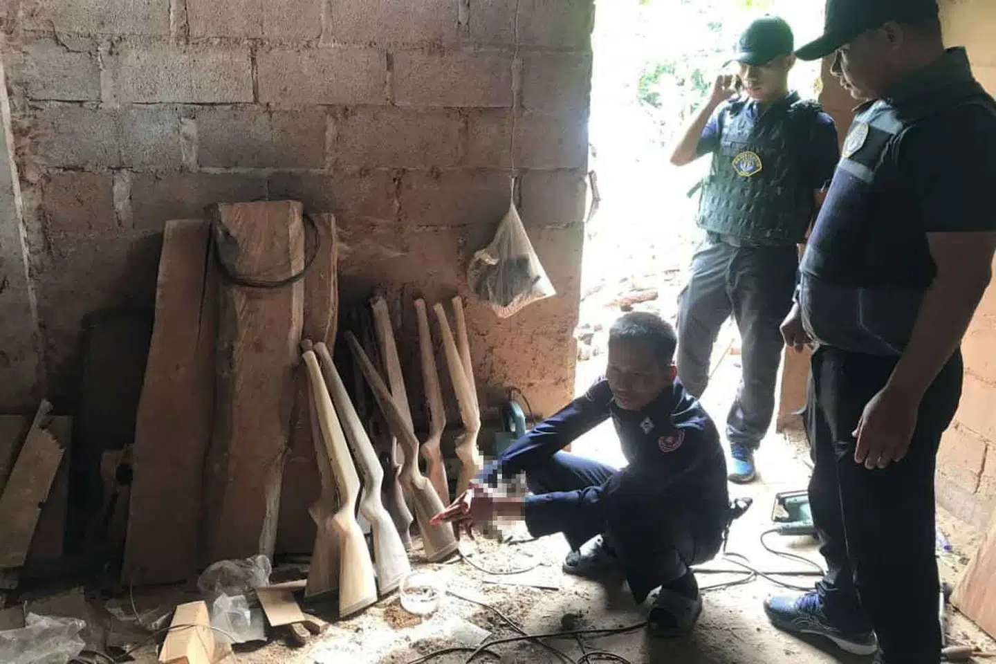 Den 37-årige Kantree Kaeokunnok viser træskeletterne til riflerne.