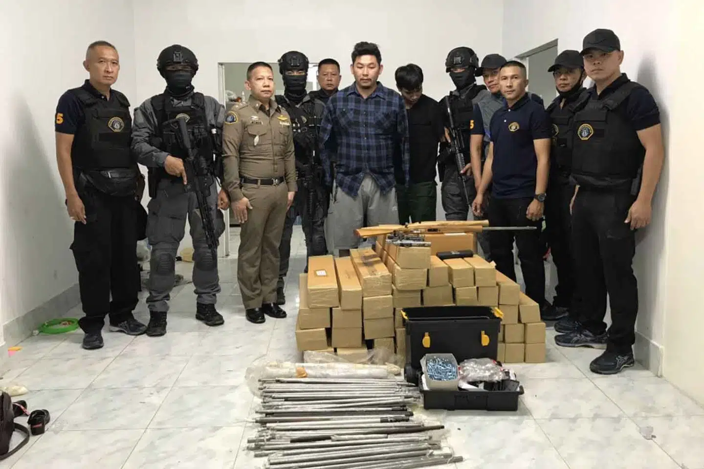 Den 26-årige Tanatnan Nanchaiwong i midten omringet af politifolk fra CSD.