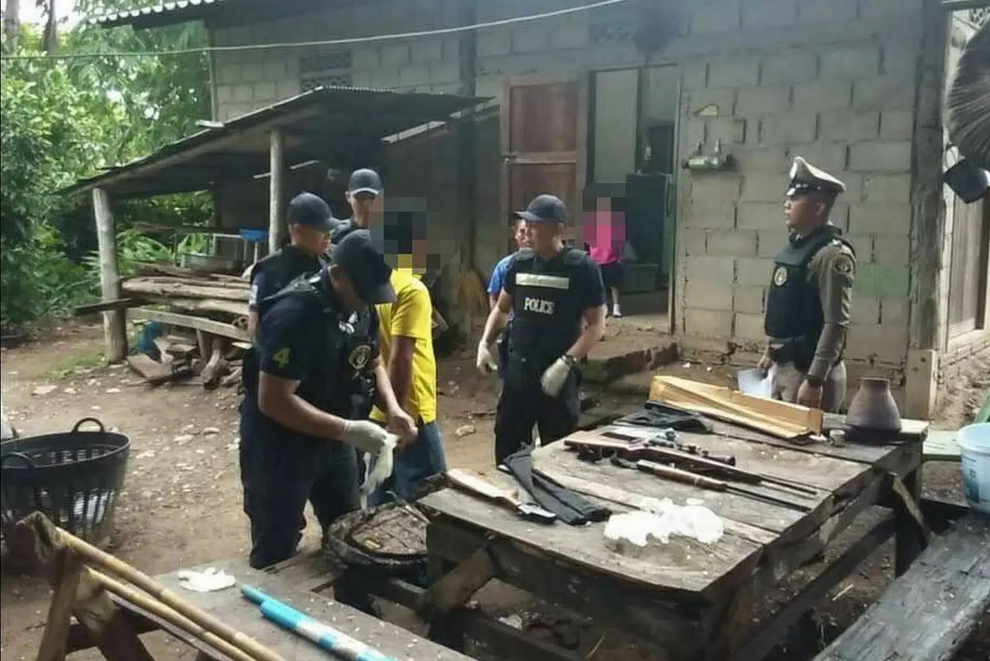 Politiet i gang med at gennemsøge produktionen af riflerne.