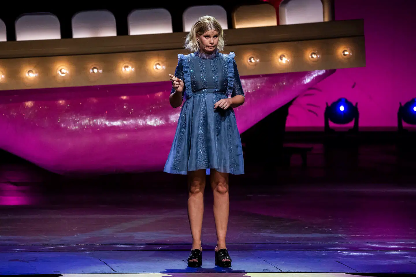 Sofie Linde på scenen ved 'Zulu Comedy Galla' 2020, som afholdes i Operaen i København, onsdag 26. august 2020. (Foto: Martin Sylvest/Ritzau Scanpix 2020)