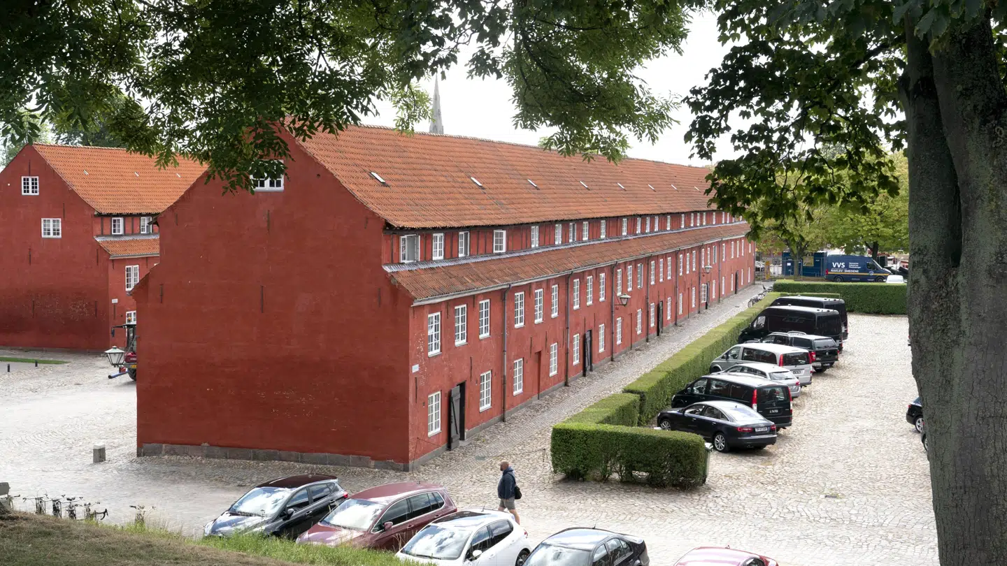 Chef for Forsvarets Efterretningstjeneste (FE), Lars Findsen, og to andre ledende medarbejdere er blevet hjemsendt som følge af kritik fra TET.