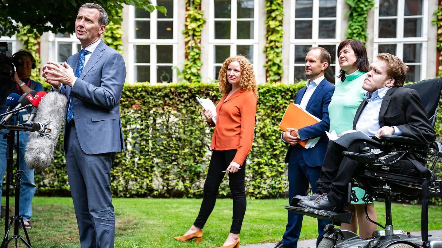 Justitsminister Nick Hækkerup (S), Jeppe Bruus (S), Rosa Lund (EL), Karina Lorentzen (SF) og Kristian Hegaard (R) præsenterer ny aftale om samtykkelov i Justitsministeriets gård tirsdag 1. september 2020.