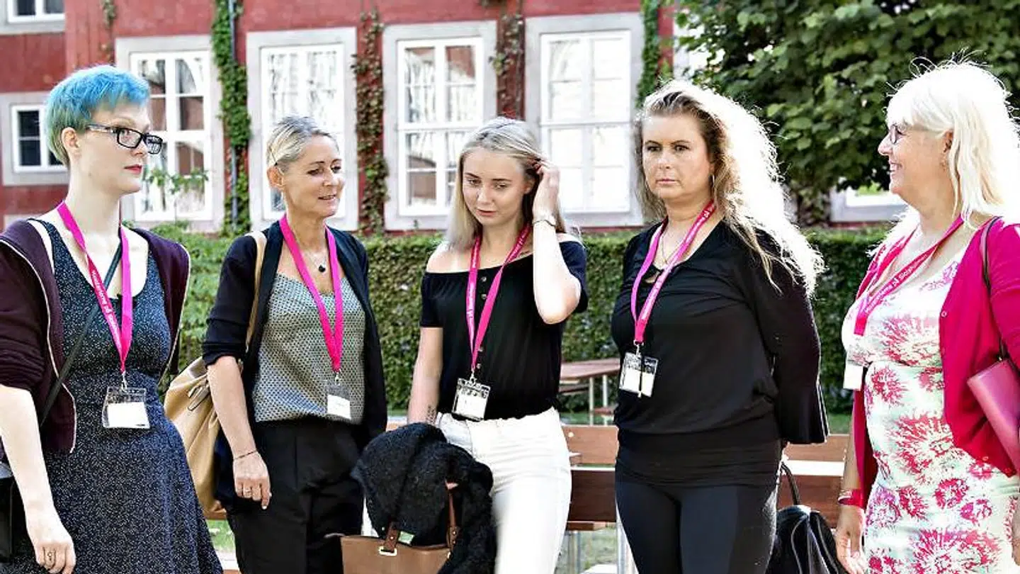Voldtægtsofre og pårørende på vej til møde med justitsminister Søren Pape Poulsen (K). Liv, Anette, Emilie, Tannie og Jette, onsdag 15. august 2018.