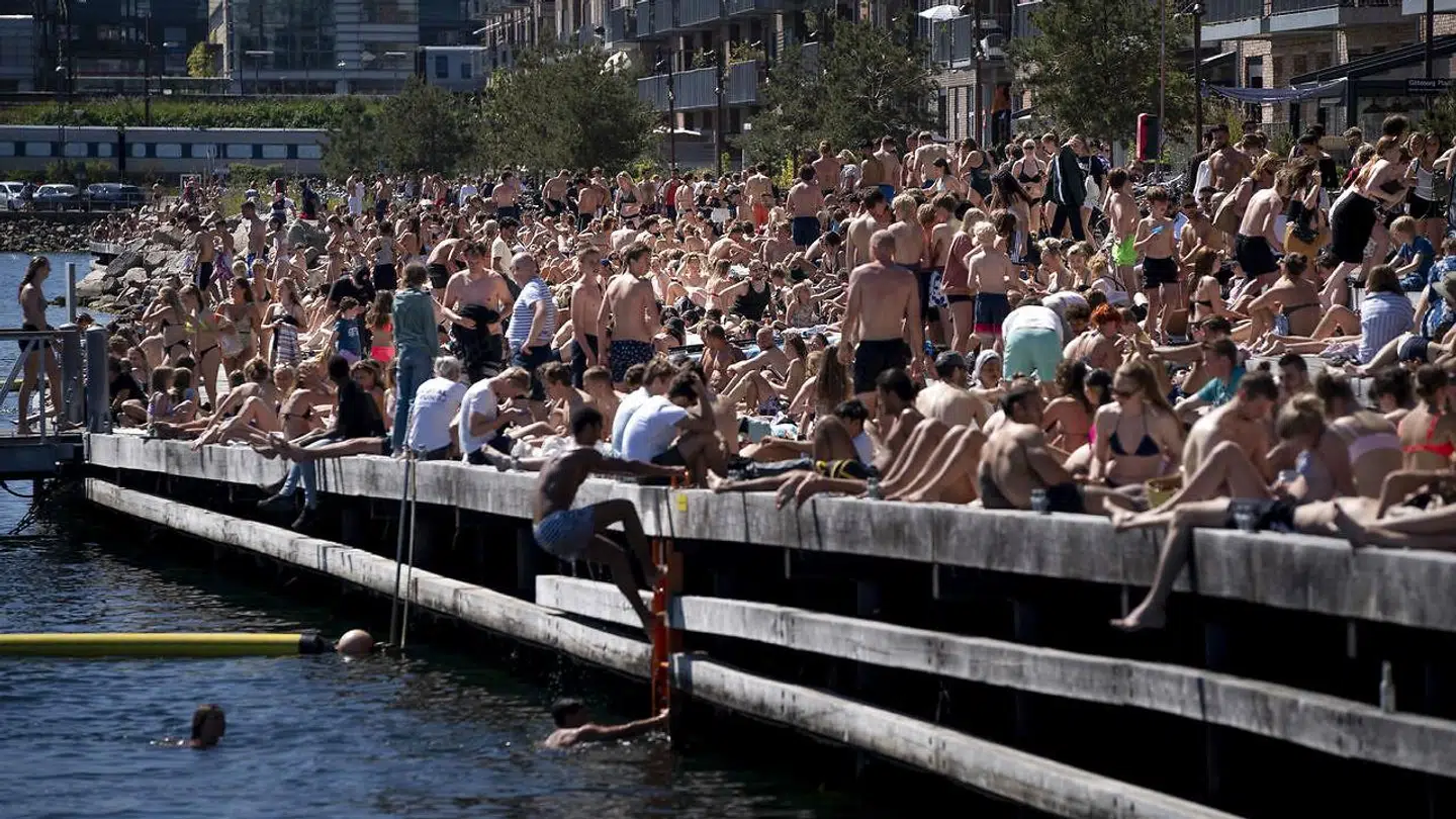 Bade- og solgæster nyder sommervejret ved Nordhavn mandag 1. juni 2020. ** OBS billedet er optaget med et teleobjektiv, og afstanden mellem personer på billedet kan opfattes mindre, end den reelt er. ** (Foto: Liselotte Sabroe/Ritzau Scanpix)