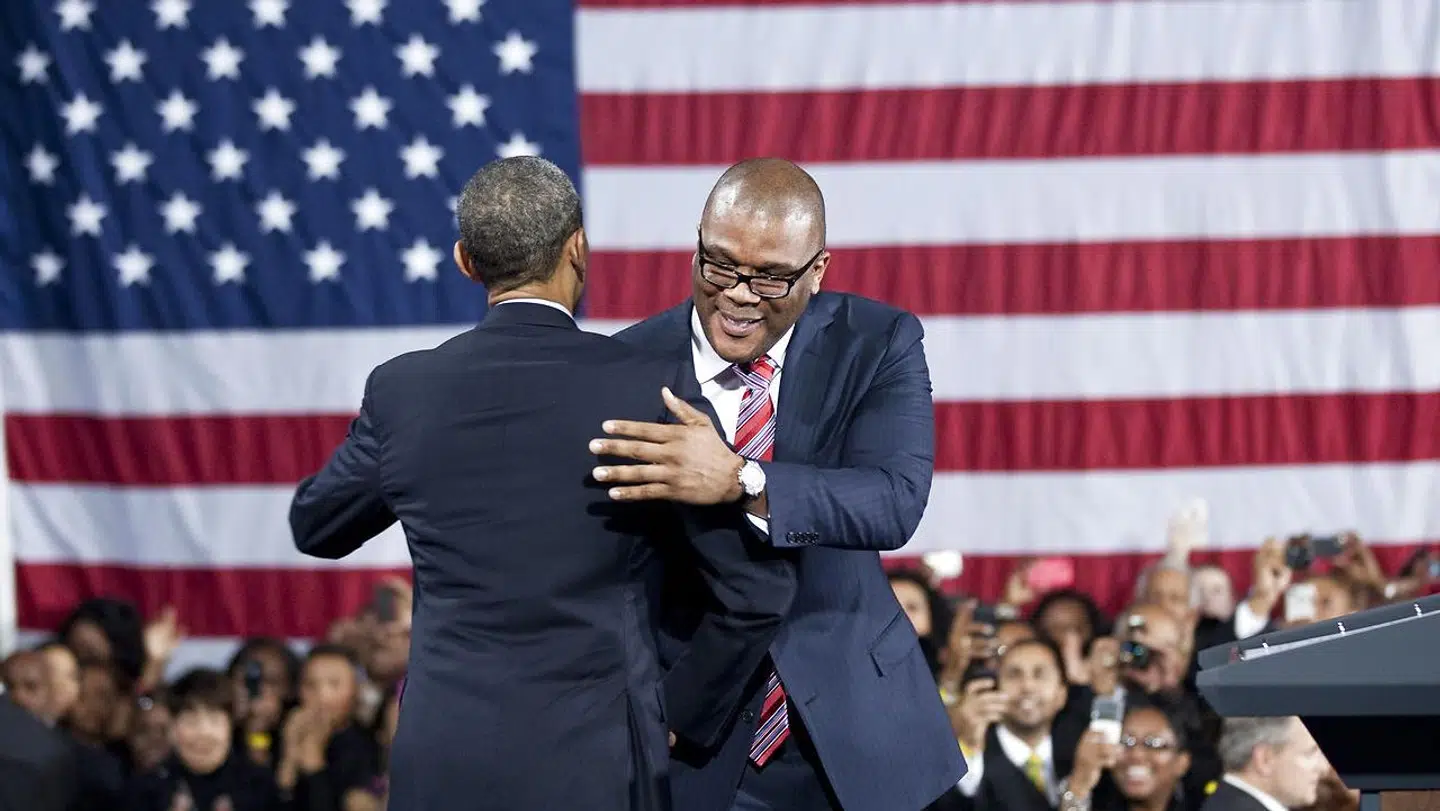 Tyler Perry i omfavnelse med daværende præsident Barack Obama under et arrangement i 2012. Arrangementet blev afholdt i et af Tyler Perrys studier.Actor and director Tyler Perry hugs US President Barack Obama during a campaign event at Tyler Perry Studios March 16, 2012 in Atlanta, Georgia. President Obama is spending the day traveling to Chicago, Illinois and Atlanta, Georgia to attend private and public campaign events. AFP PHOTO/Brendan SMIALOWSKI. BRENDAN SMIALOWSKI / AFP
