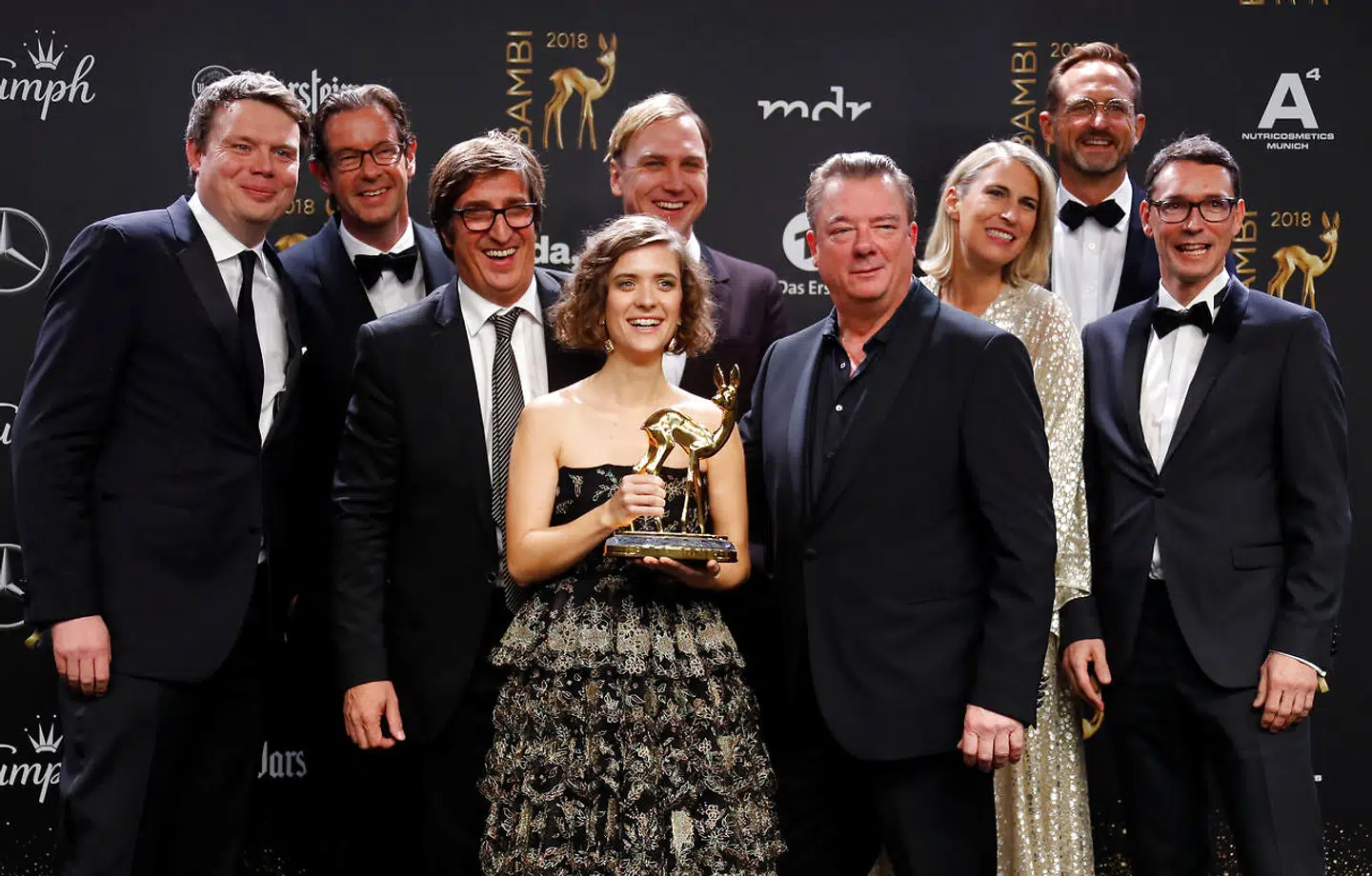 Holdet bag 'Babylon Berlin' poserer med prisen 'Bambi 2018' i Berlin, 16. november.
