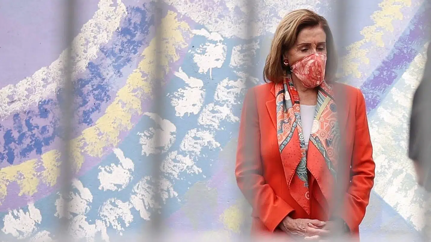 Nancy Pelosi – her iført mundbind.