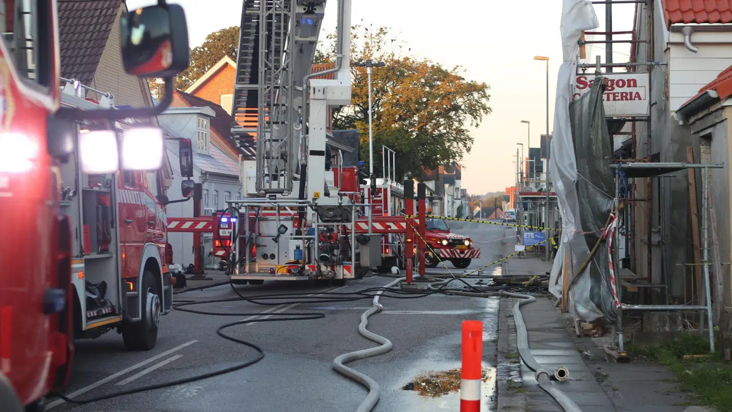 En voldsom brand brød natten til torsdag ud i et hus i Ejby på Fyn.