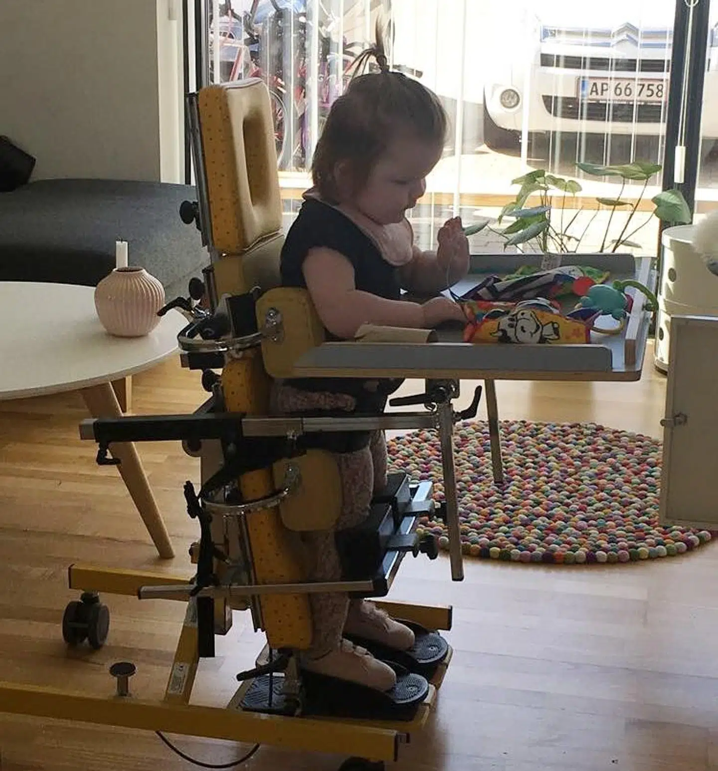 6-årige Vigga, der lider af en kronisk sygdom, i sin specielle stol