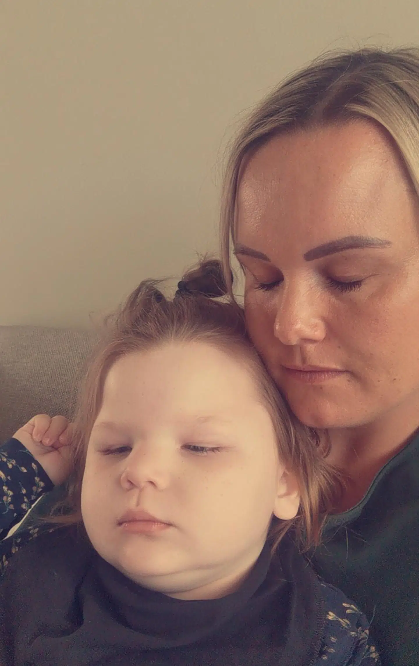 6-årige Vigga, der lider af en kronisk sygdom, og mor Janie.