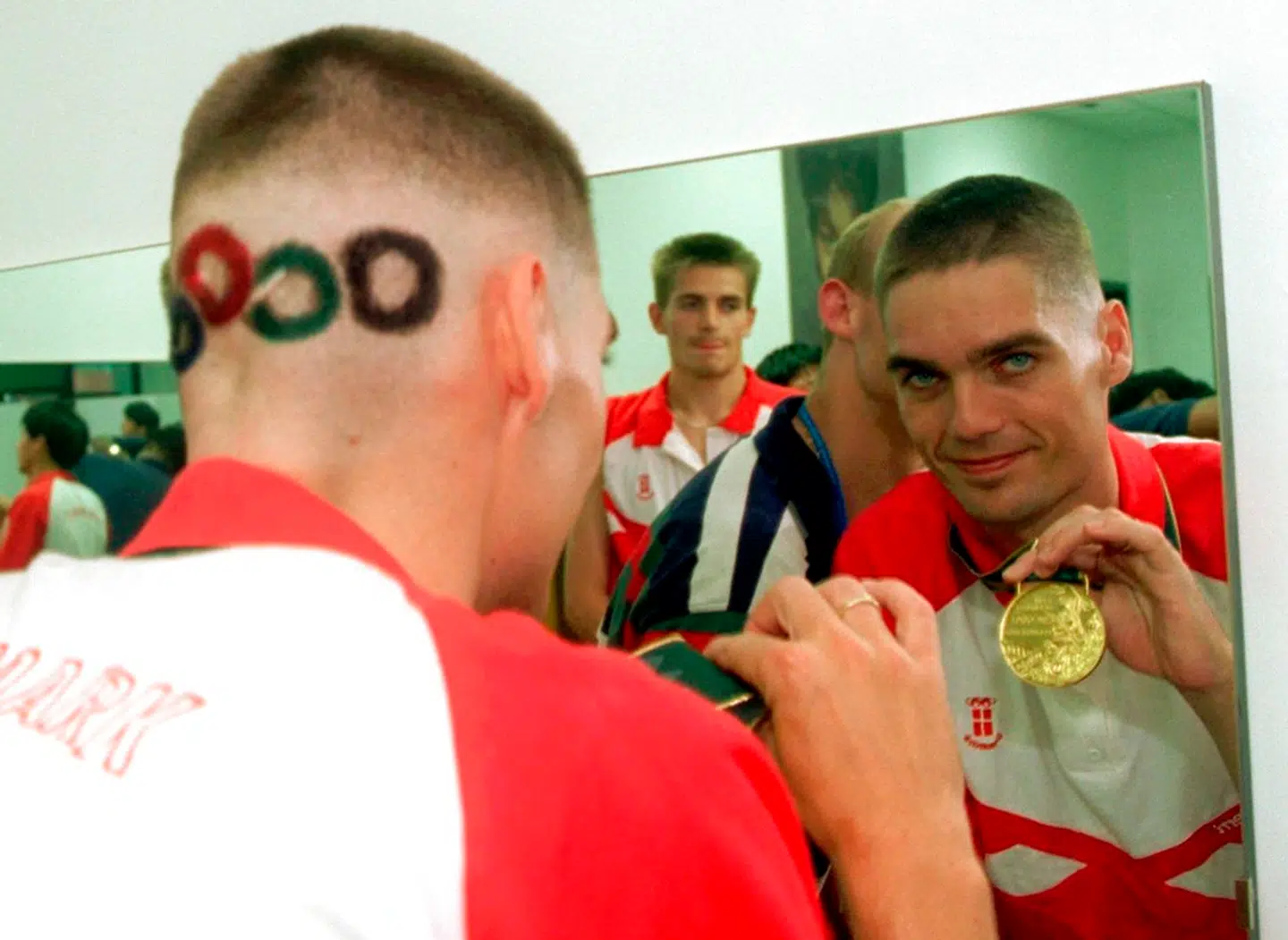 Her ses Poul-Erik Høyer efter OL-triumfen i 1996.