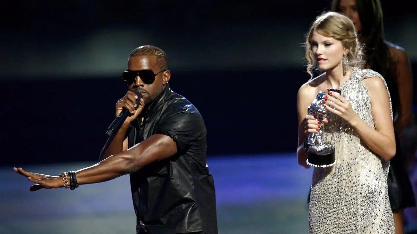 Kanye West tog mikrofonen og ordet fra Taylor Swift, som forsøgte at holde takketale.