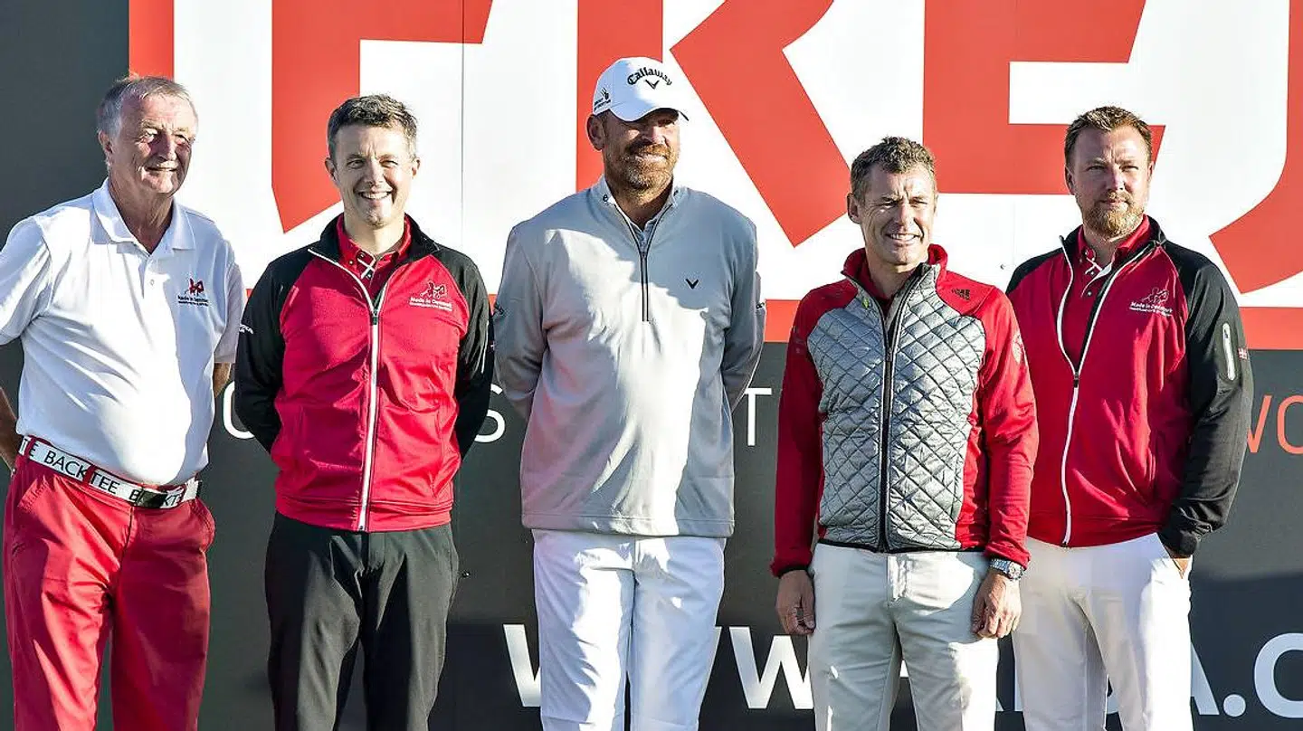 Lars Larsen (tv) ses her i selskab med både sin søn og kronprinsen ved en golfturnering.