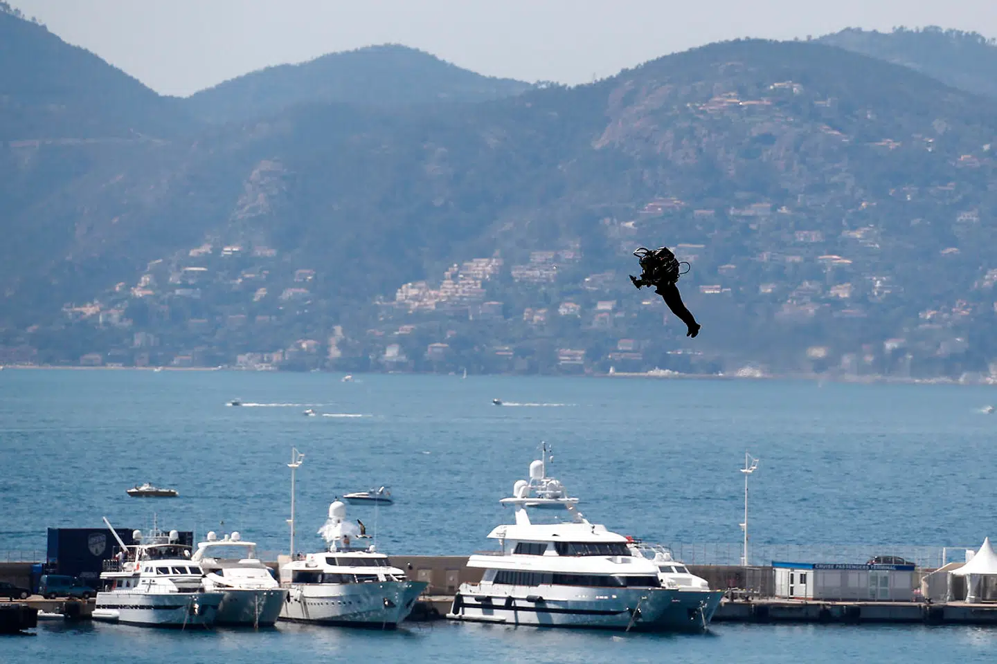 Iført en jetpack flyver han over bådene i Cannes.