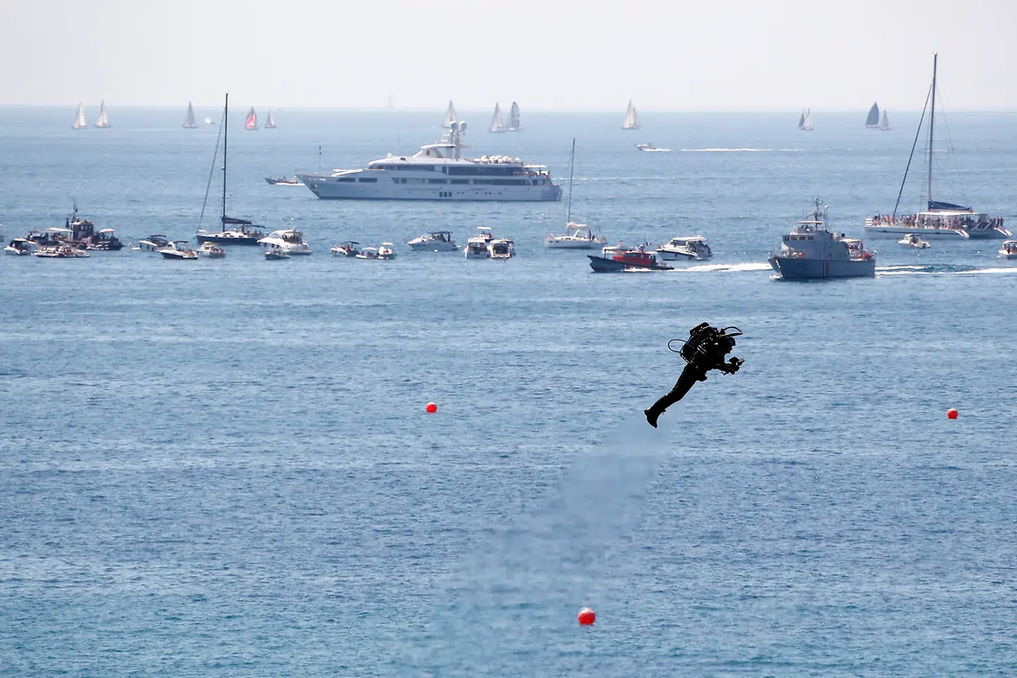 Han har en jetpack på ryggen.