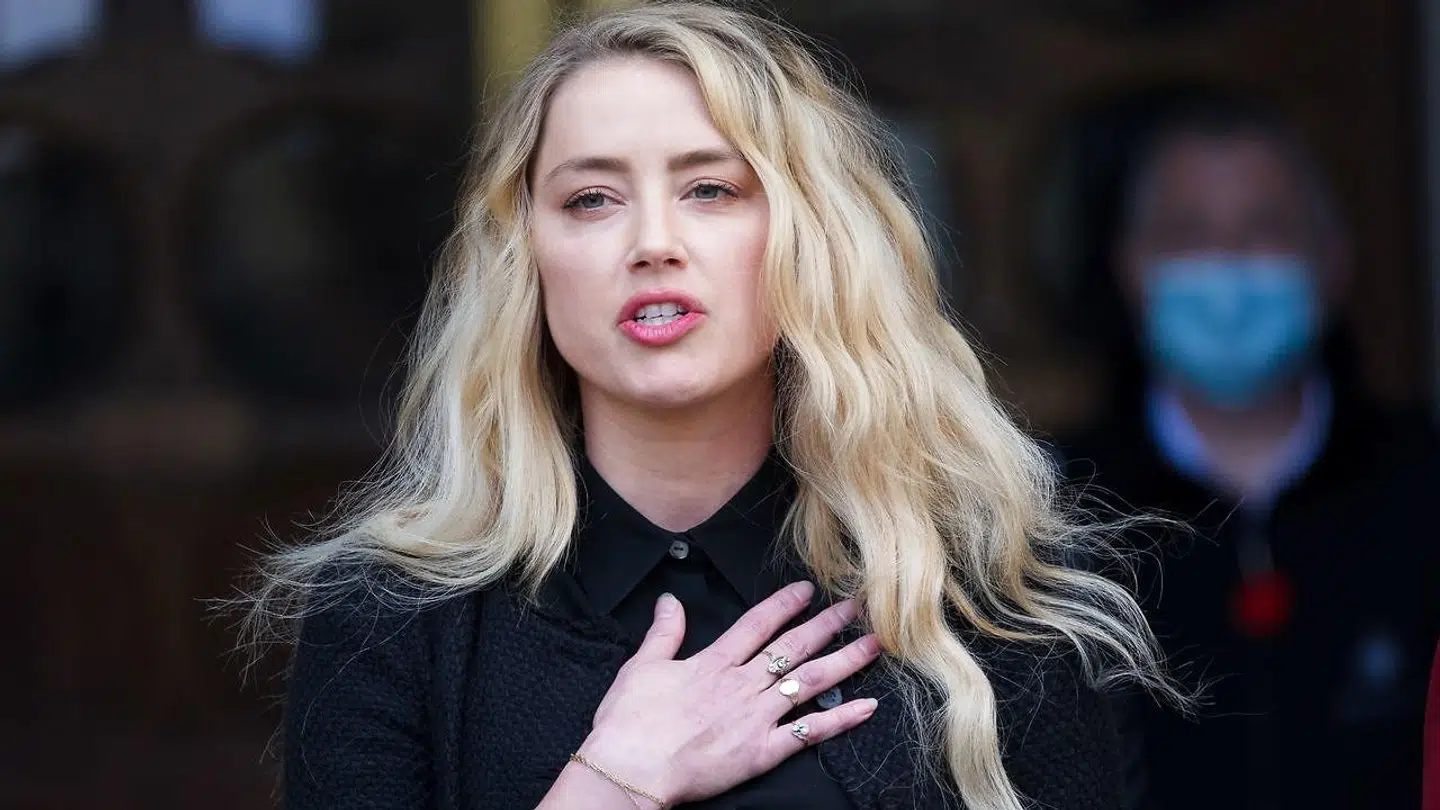 Amber Heard foran retten 28. juli under Johnny Depps retssag mod The Sun.