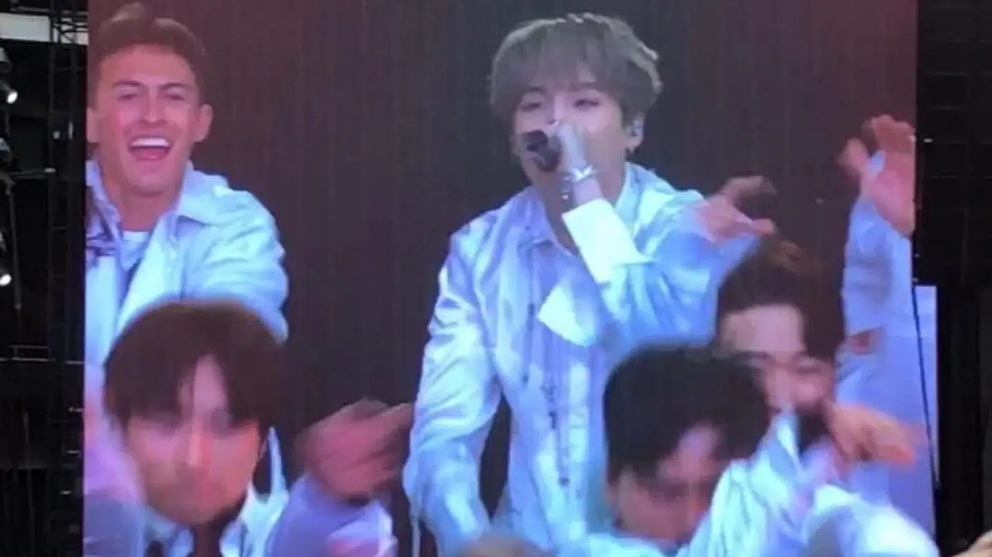 Her er Nicky Andersen på storskærmen (tv.) under BTS' koncert på Wembly Stadium i London.