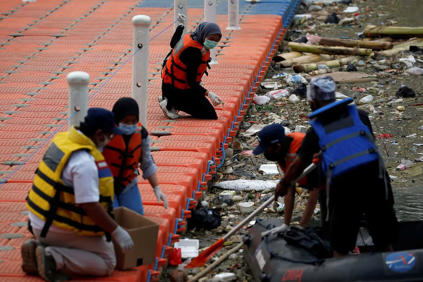 Medlemmer af en miljegrupper er igang med at rense op i floden Cisadane i Tangerang, Indonesia.