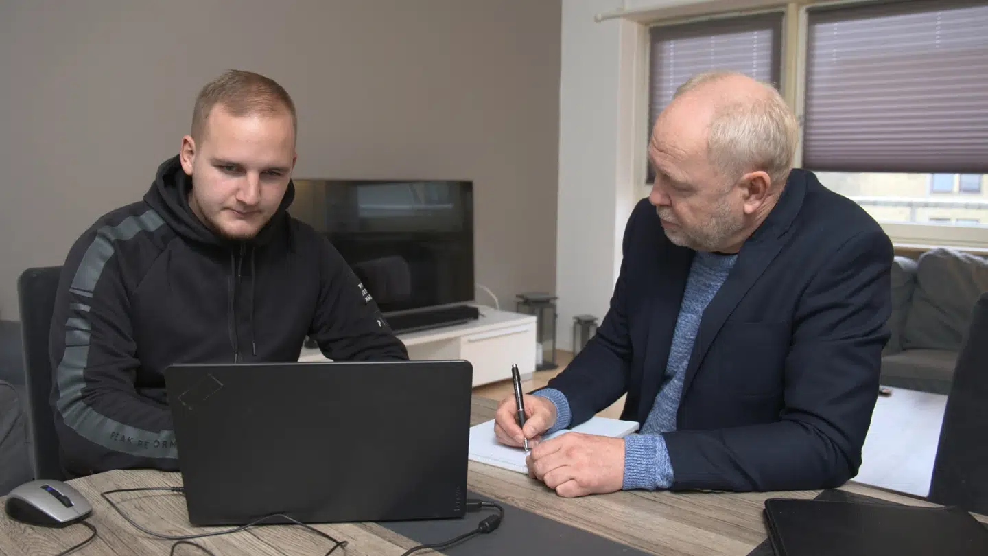 Mike låner penge på Facebook – et fænomen, som Jan Swyrtz ikke tidligere har stiftet bekendtskab med.