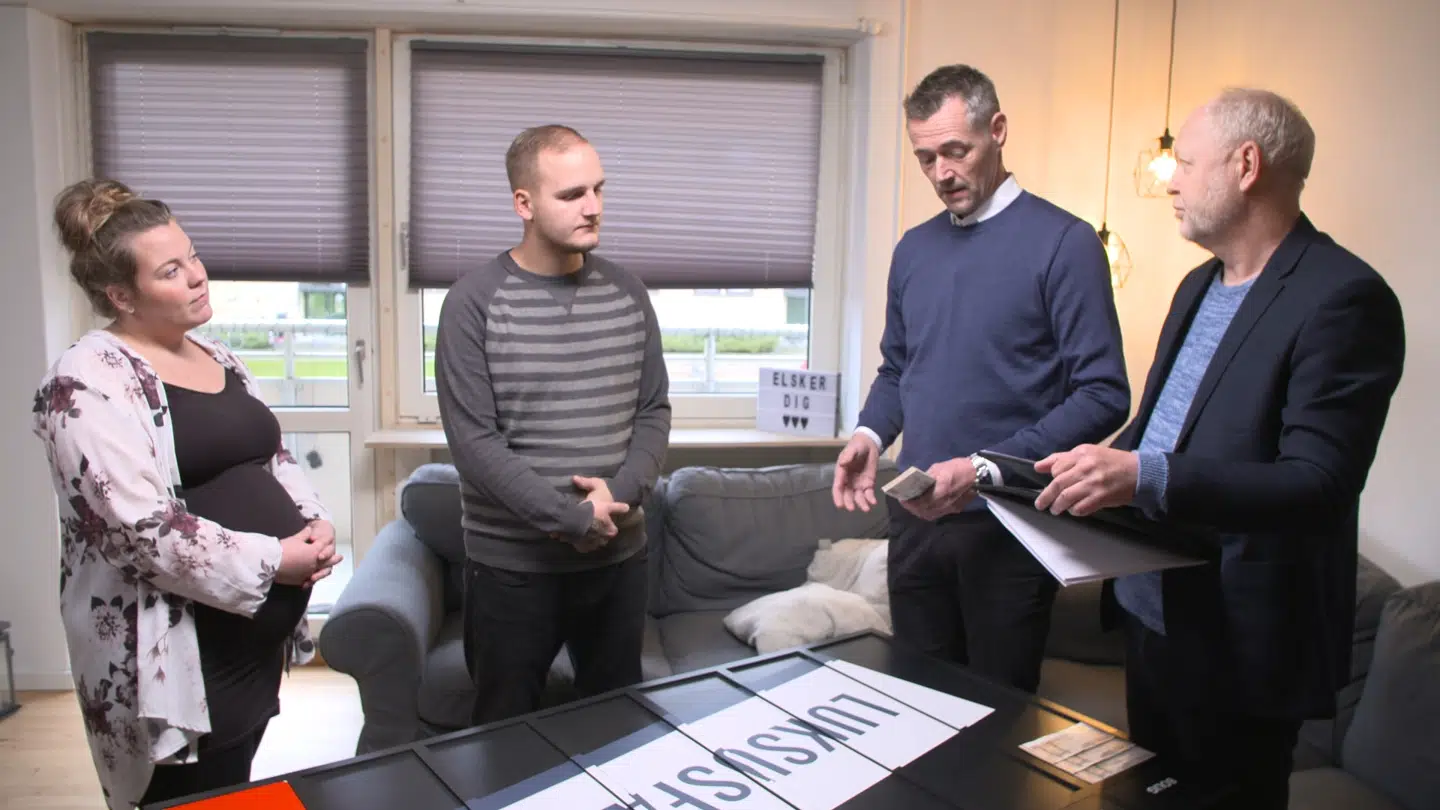 Mike er kun 23 år, mens hans økonomi ligger nærmest i ruiner. Carsten Linnemann og Jan Swyrtz vil i samarbejde med hans svigerinde forsøge at hjælpe ham.