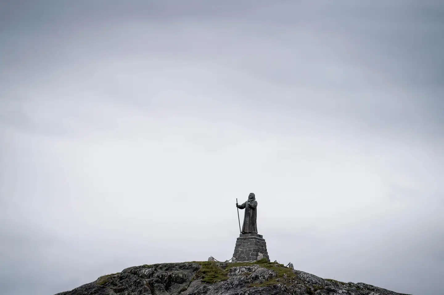 Hans Egede-statuen i Nuuk har været genstand for stor debat, men nu slår kommunalbestyrelsen i Kommuneqarfik Sermersooq endeligt fast, at statuen får lov til at blive. (Arkivfoto) Mads Claus Rasmussen/Ritzau Scanpix