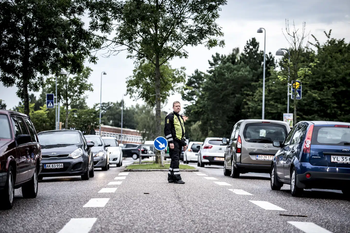 Det kniber med at overholde færdselsloven, når danske forældre afleverer deres børn i skole. Politiet har konstateret 7700 forseelser ved på tre uger, hvilket er 1000 flere, end der blev konstateret på fire uger i 2019. (Arkivfoto) Mads Claus Rasmussen/Ritzau Scanpix