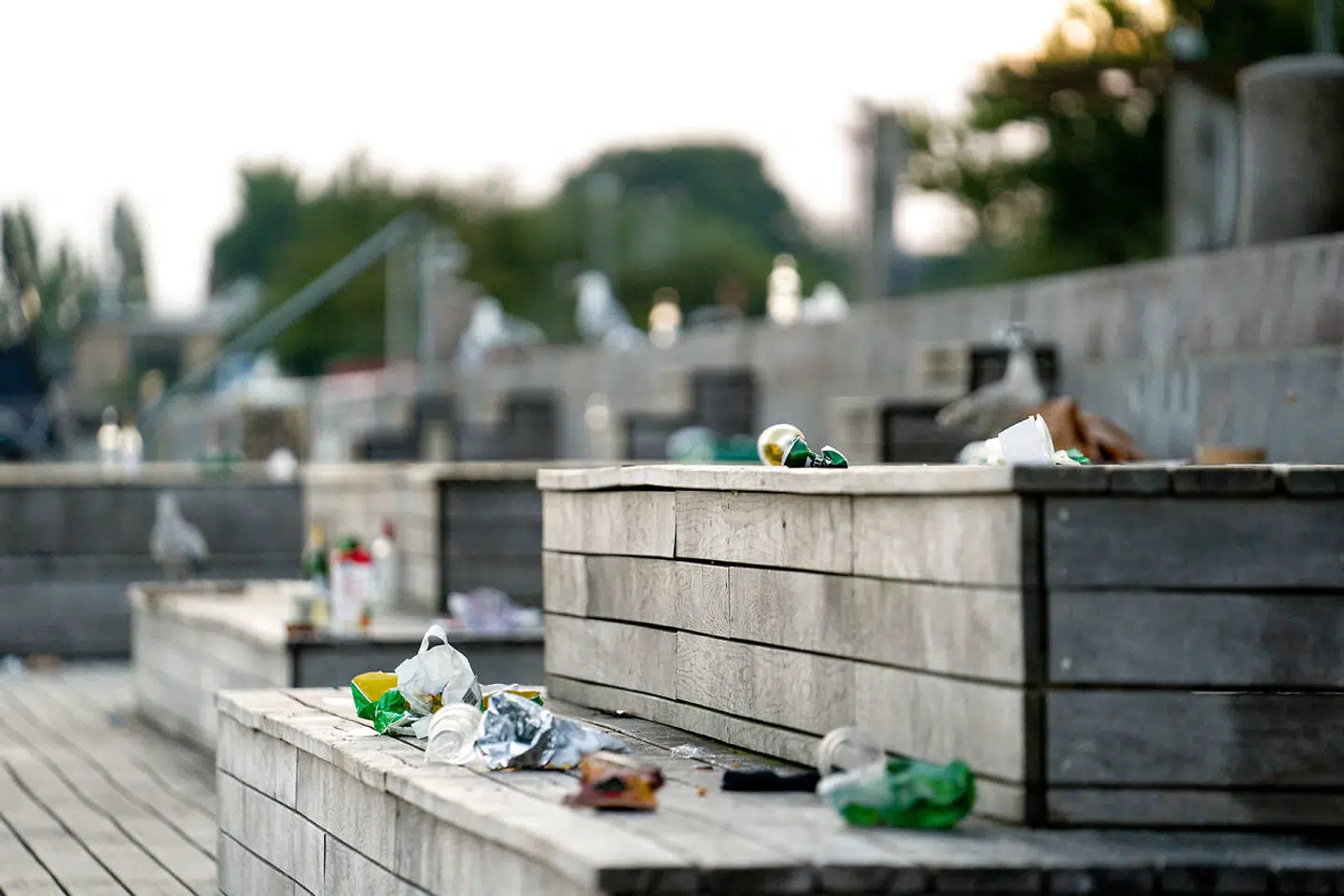 Skrald ligger spredt på Islands Brygge tidligt fredag morgen den 7. august 2020.De seneste måneder har flere beboere i nærområdet klaget over støj og skrald på Islands Brygge, efter at mange samler sig på byens offentlige steder for at feste.. (Foto: Emil Helms/Ritzau Scanpix)