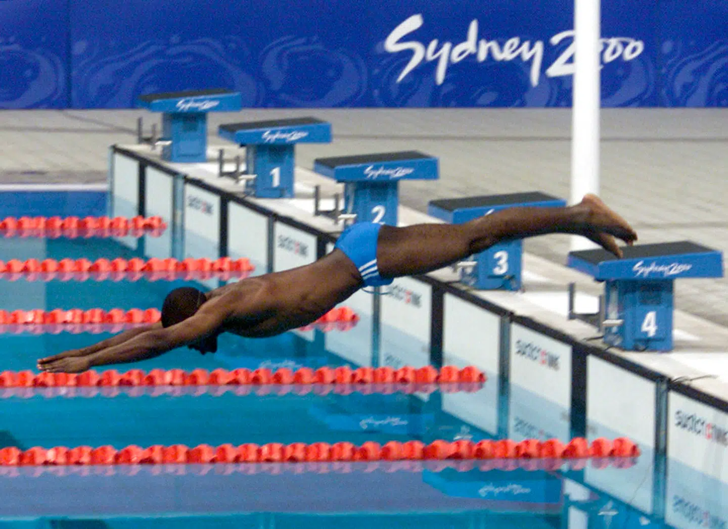Eric Moussambani på vej i OL-bassinet.