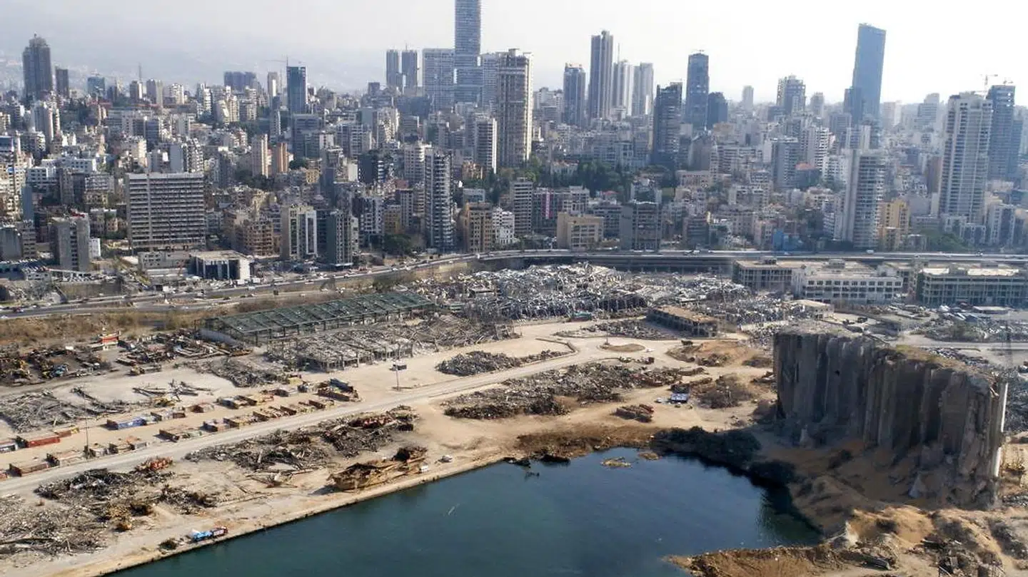 Sådan ser havnen i Beirut ud efter den voldsomme eksplosion den 4. august.