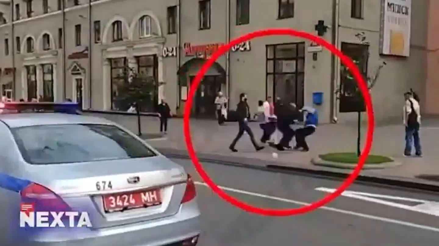 Undercover politi angriber en demonstrant i Minsks gader.