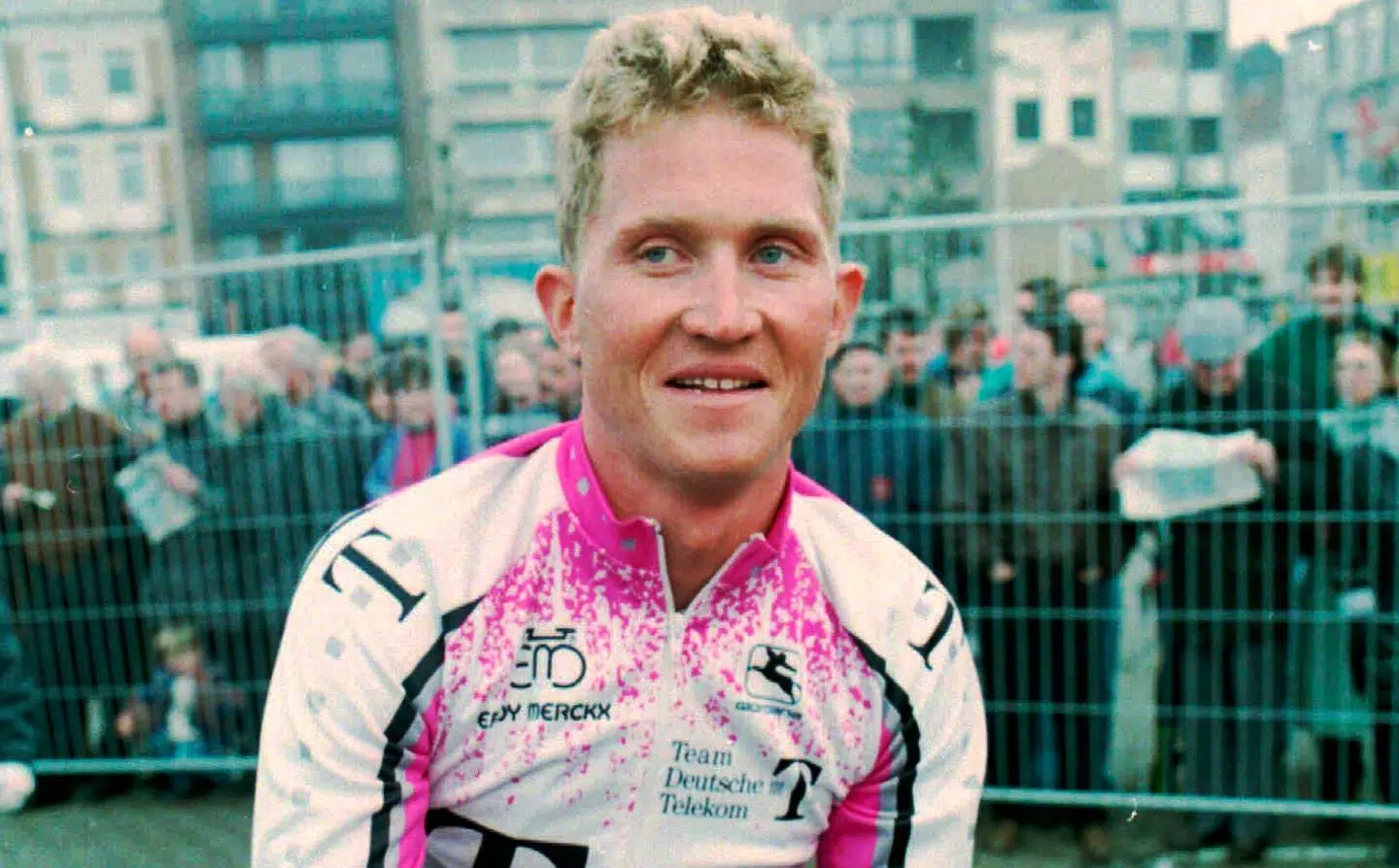 Brian Holm fortæller i dagens video om dengang, Jesper Skibby smed et fjernsyn ud af et vindue på et hotelværelse.