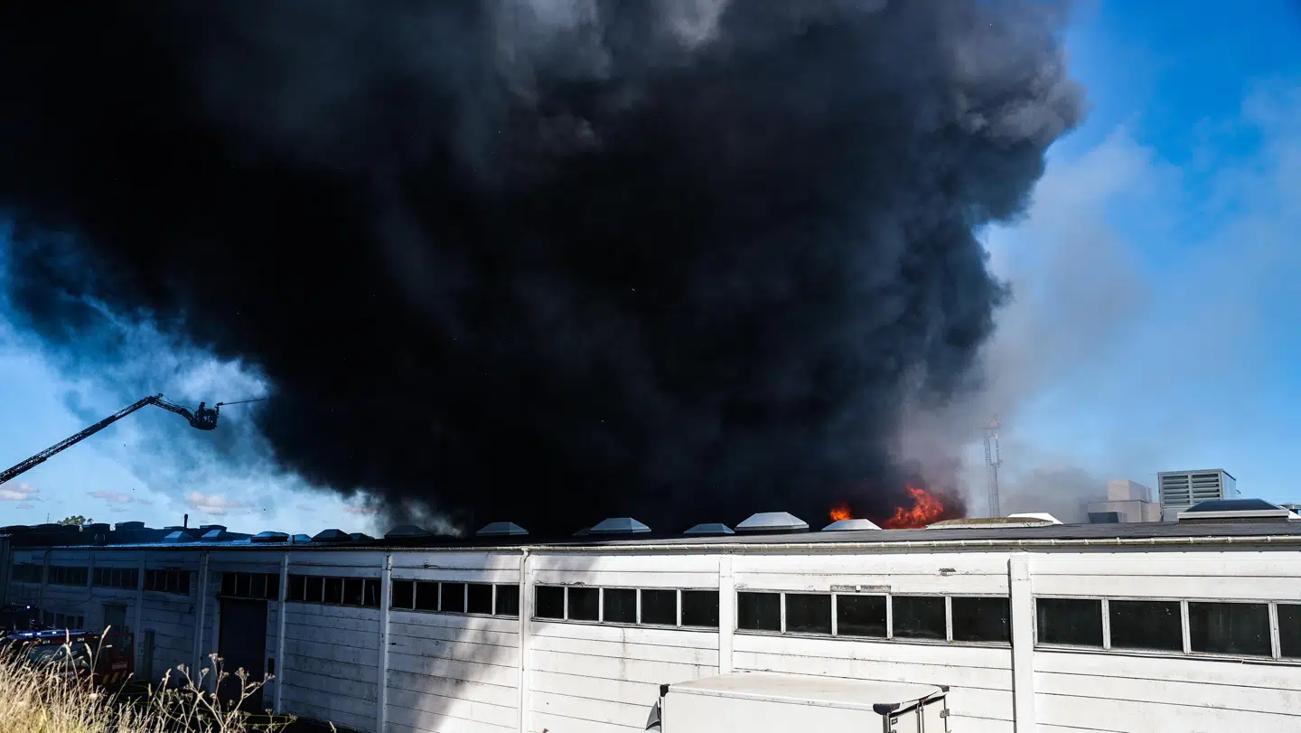 Storbrand i industribygning i Vipperød. Foto: Steven Knap