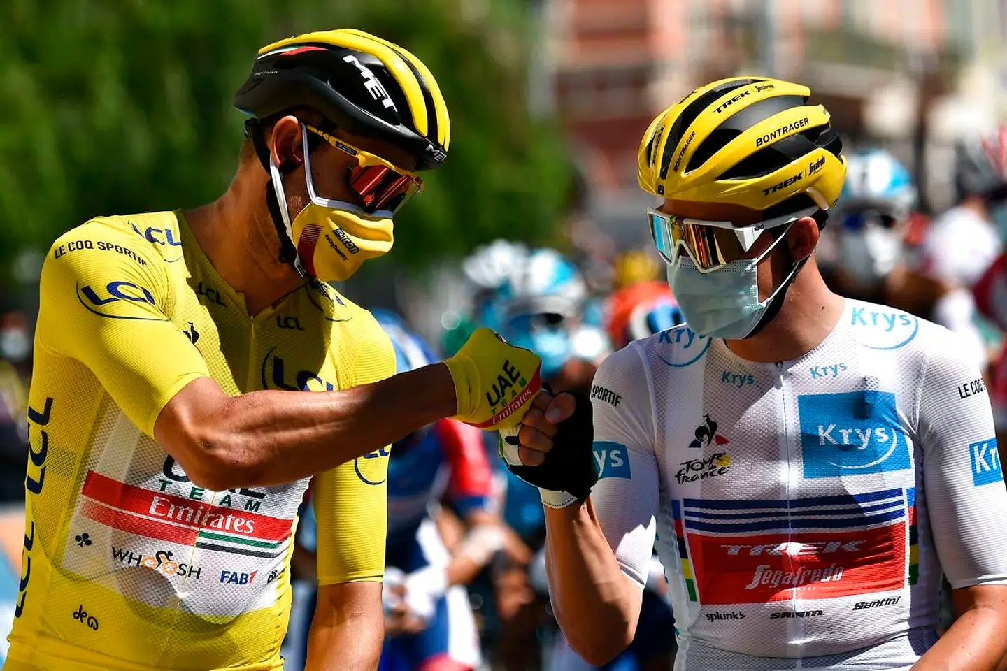 Mads Pedersen hilser på Alexander Kristoff ved starten på anden etape af årets Tour de France. Efter den flotte andenplads på løbets førstedag, kunne han iklæde sig den hvide trøje som føreren af ungdomskonkurrencen.