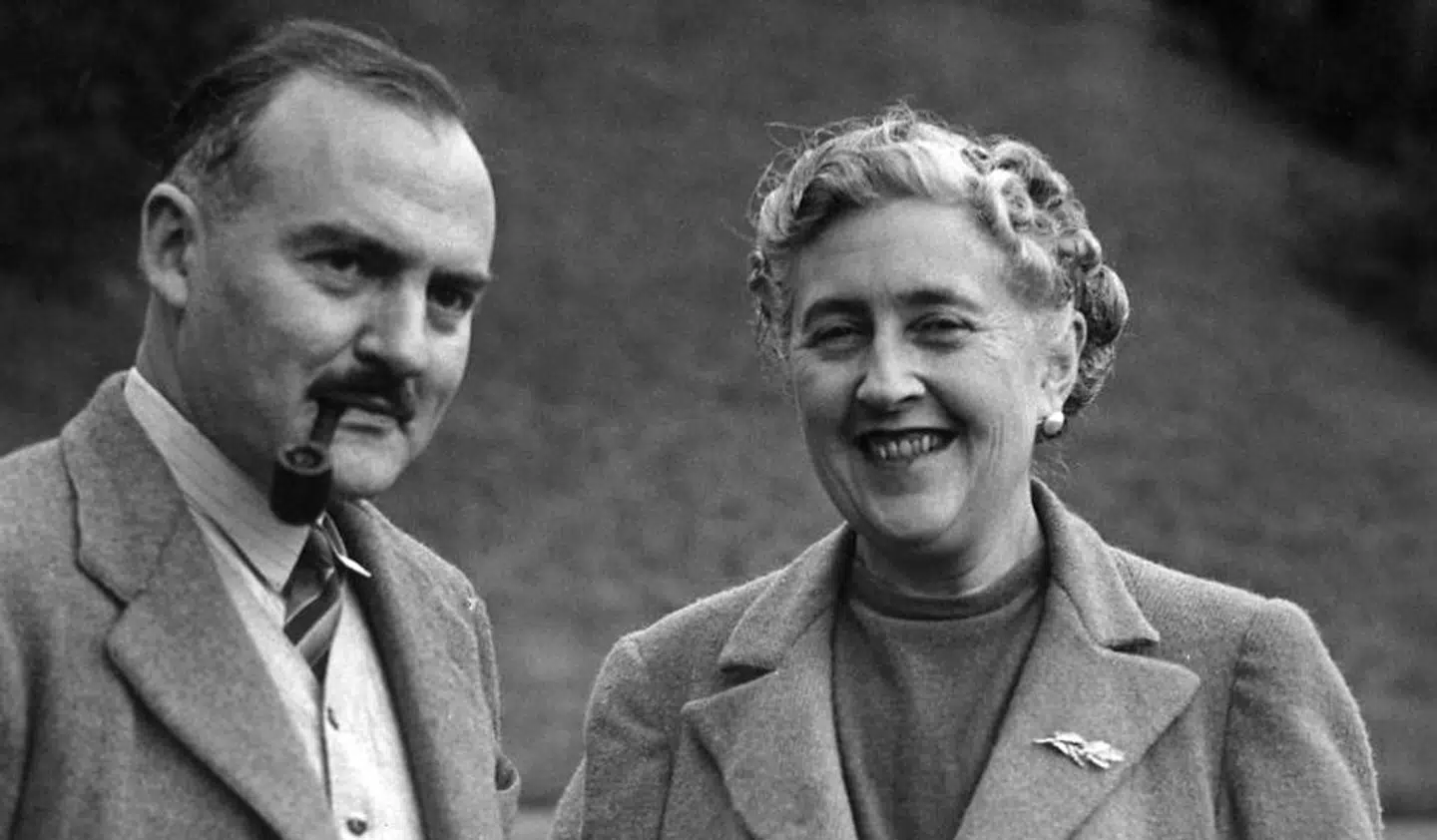 Forfatteren Agatha Christie sammen med sin mand arkæologiprofessoren Max E. L. Mallowan i marts måned 1946 foran deres hjem i Devonshire, England.