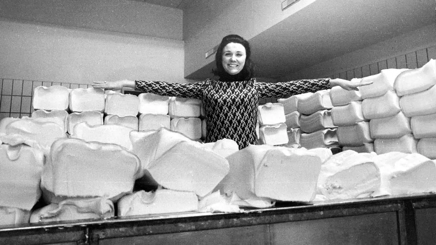 Arkivfoto af Johnny Vagn-Lauridsen omringet af margarine.