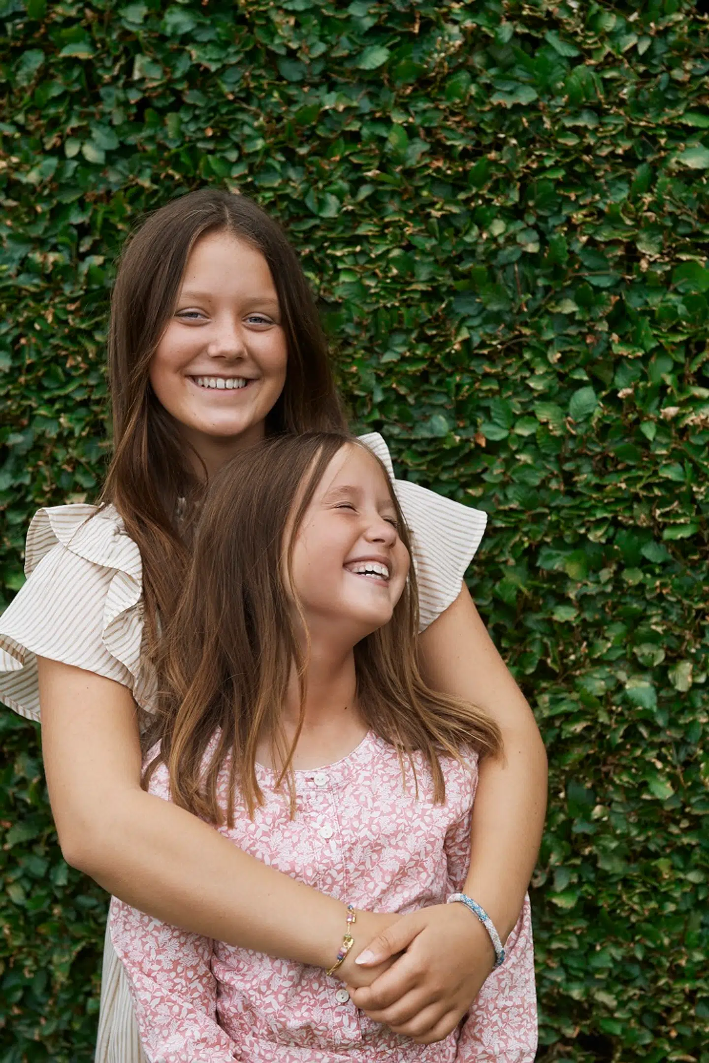 Prinsesse Josephine og prinsesse Isabella ser ud til at hygget sig sammen denne sommer.